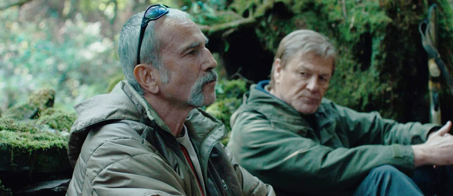 Daniel Day-Lewis und Sean Bean sitzen in „Anemone" beisammen