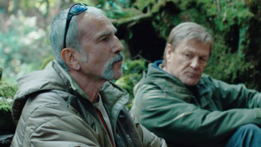Daniel Day-Lewis und Sean Bean sitzen in „Anemone" beisammen