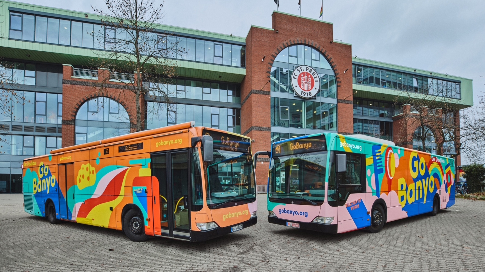 Der alte und der neue GoBanyo Duschbus wurden am 10. Dezember vor dem Millerntor-Stadion präsentiert