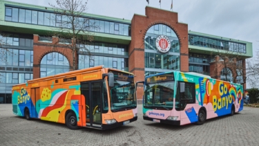 Der alte und der neue GoBanyo Duschbus wurden am 10. Dezember vor dem Millerntor-Stadion präsentiert 