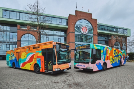 Der alte und der neue GoBanyo Duschbus wurden am 10. Dezember vor dem Millerntor-Stadion präsentiert 