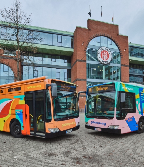 Der alte und der neue GoBanyo Duschbus wurden am 10. Dezember vor dem Millerntor-Stadion präsentiert 