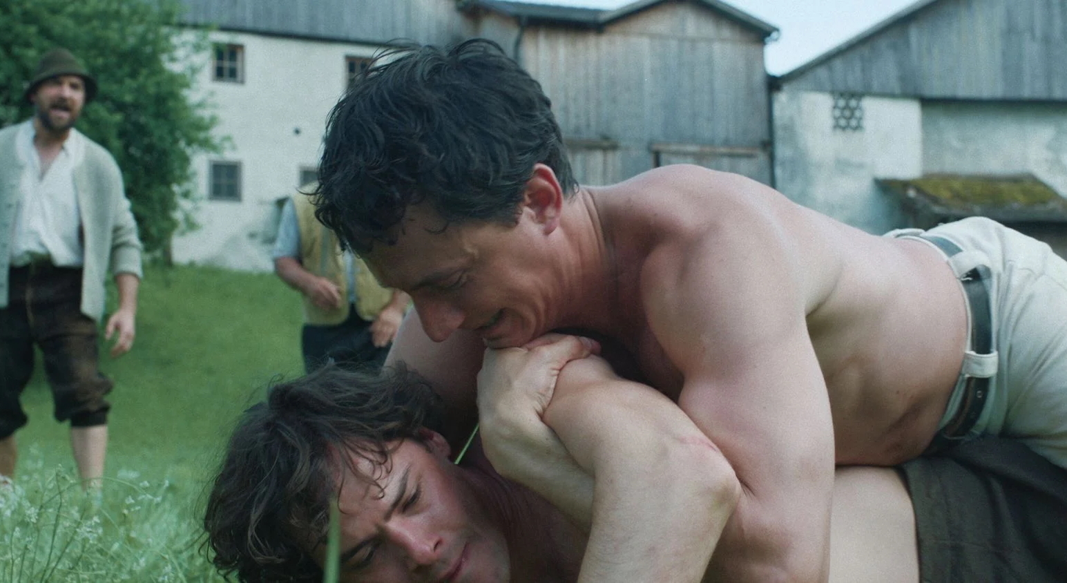 In „Zweitland" raufen Laurence Rupp und und Thomas Prenn auf einer Wiese