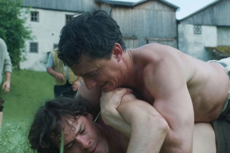 In „Zweitland" raufen Laurence Rupp und und Thomas Prenn auf einer Wiese