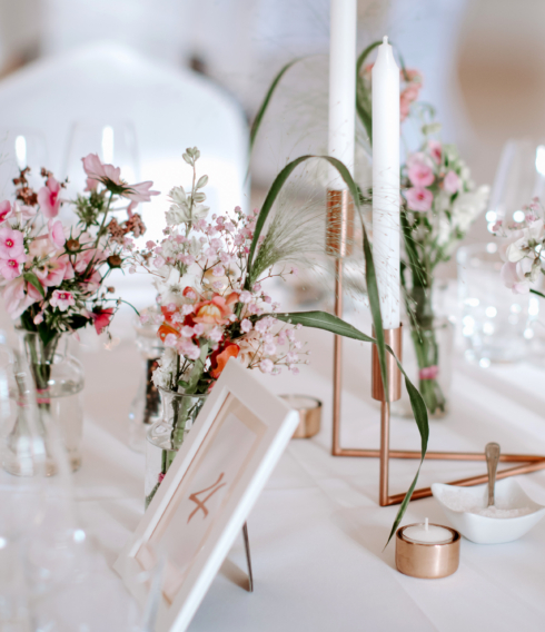 Zu einer schönen Hochzeit gehört in meisten Fällen auch ein besonderes Blumenarrangement. Wir dieses Tischgedeck des Floristen „Das kleine Grüne“