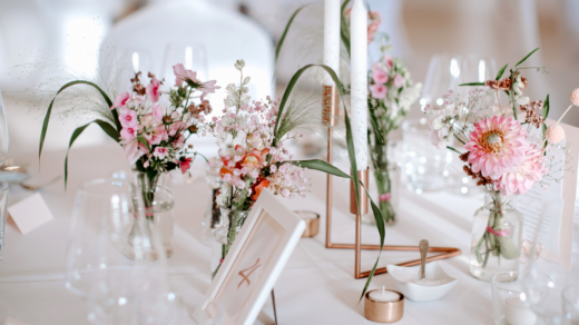 Zu einer schönen Hochzeit gehört in meisten Fällen auch ein besonderes Blumenarrangement. Wir dieses Tischgedeck des Floristen „Das kleine Grüne“