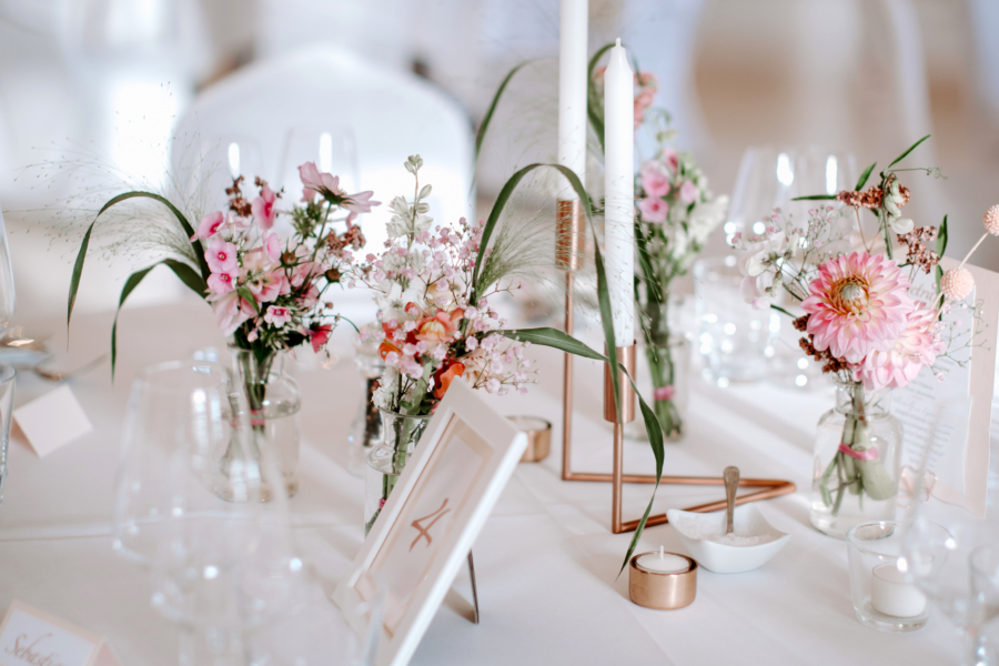Zu einer schönen Hochzeit gehört in meisten Fällen auch ein besonderes Blumenarrangement. Wir dieses Tischgedeck des Floristen „Das kleine Grüne“