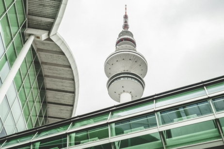 Ein Hamburger Wahrzeichen, das mittlerweile seit fast einem Vierteljahrhundert geschlossen ist, bekommt eine Zukunft: Der Hamburger Fernsehturm soll ab 2028 saniert werden