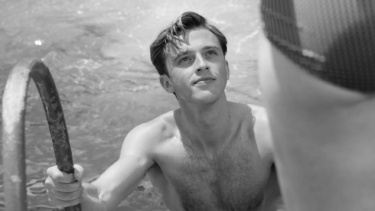  Wirkt harmlos, wird aber zum Mörder: Benjamin Voisin als Mersault in „Der Fremde“