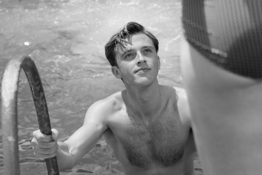  Wirkt harmlos, wird aber zum Mörder: Benjamin Voisin als Mersault in „Der Fremde“