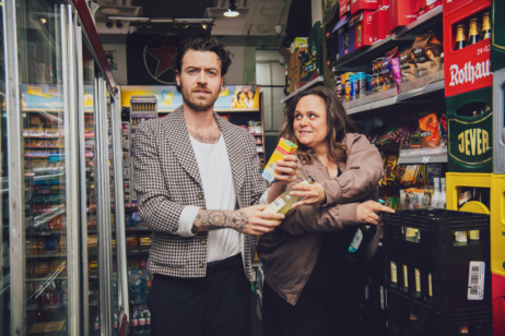 Möglich durch die Intendanz am Ernst Deutsch Theater: Daniel Schütter und Ayla Yeginer ermöglichen jungen Menschen noch bis Ende März 2026 das Pay-what-you-want Ticket-System am Theater