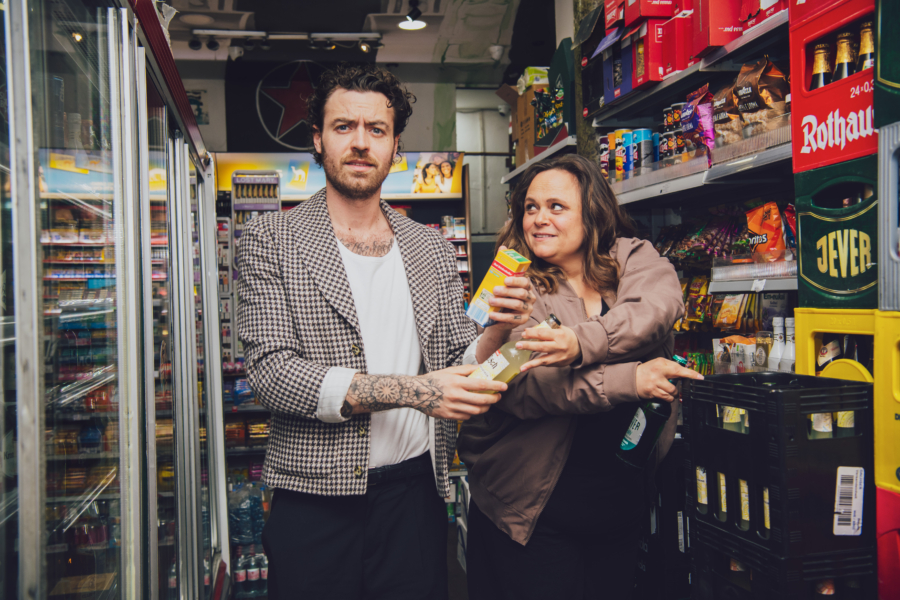 Möglich durch die Intendanz am Ernst Deutsch Theater: Daniel Schütter und Ayla Yeginer ermöglichen jungen Menschen noch bis Ende März 2026 das Pay-what-you-want Ticket-System am Theater