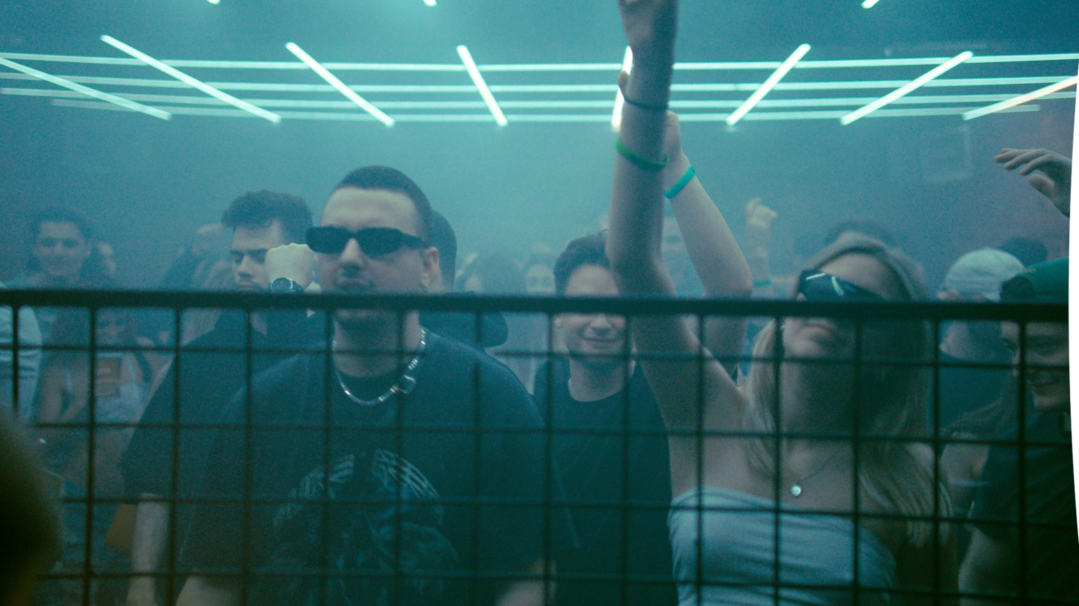Die Sonnenbrille schon mal wieder Probe tragen im Club – it’s never too dark to be cool
