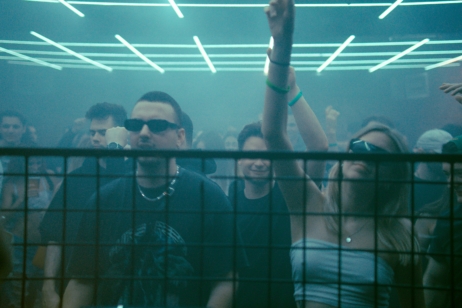 Die Sonnenbrille schon mal wieder Probe tragen im Club – it’s never too dark to be cool
