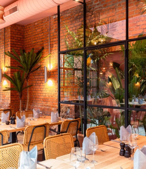 Feiern in lässigem Ambiente geht in vielen Hamburger Hotels. Wie etwa im Wintergarten des Gastwerk Hotels / ©Gastwerk Hotel Hamburg