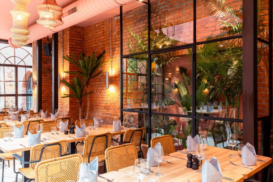 Feiern in lässigem Ambiente geht in vielen Hamburger Hotels. Wie etwa im Wintergarten des Gastwerk Hotels / ©Gastwerk Hotel Hamburg