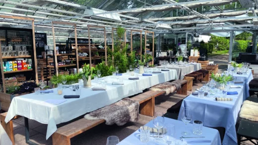 In Hamburg und Umgebung können Feste unter freiem Himmel gefeiert werden – etwa im Gewächshaus von Hygge – the farm / ©René Supper