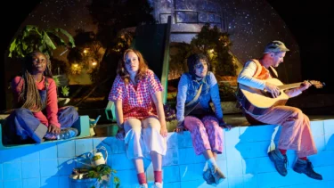 ein Teil des Casts von Momo im Thalia Theater