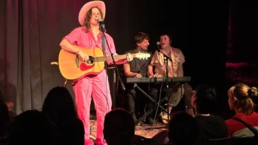 Queerky: LGBTQIA_-Künstler_innen präsentieren Poetry, Stand-Up und Musik.