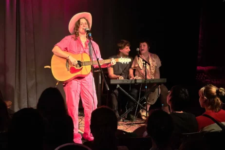 Queerky: LGBTQIA_-Künstler_innen präsentieren Poetry, Stand-Up und Musik.