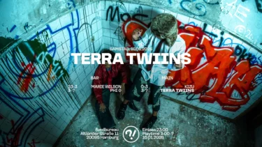 TERRA TWIINS, KIZU, PHI und MARIE WILSON im Fundbureau