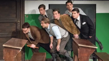 der Cast von Die Feuerzangenbowle im Altonaer Theater