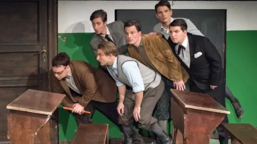 der Cast von Die Feuerzangenbowle im Altonaer Theater