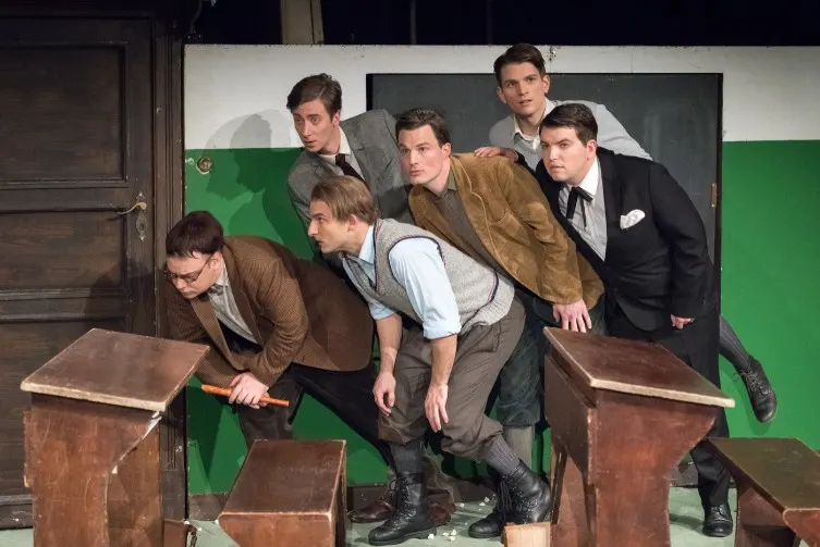 der Cast von Die Feuerzangenbowle im Altonaer Theater