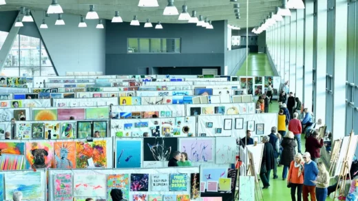 Haller voller Kunst beim HAMBURG ZEIGT KUNST im Cruise Center Altona