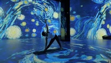 Immersives Yoga im Port de Lumieres