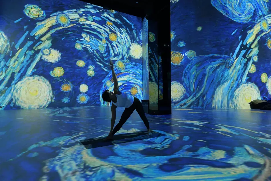 Immersives Yoga im Port de Lumieres