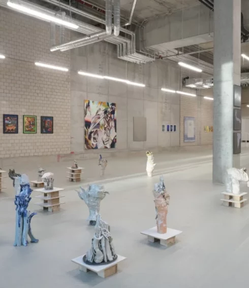 Die Ausstellung „Fragments And Relations“ in den beeindruckenden Ausstellungshallen des THE SPACE //