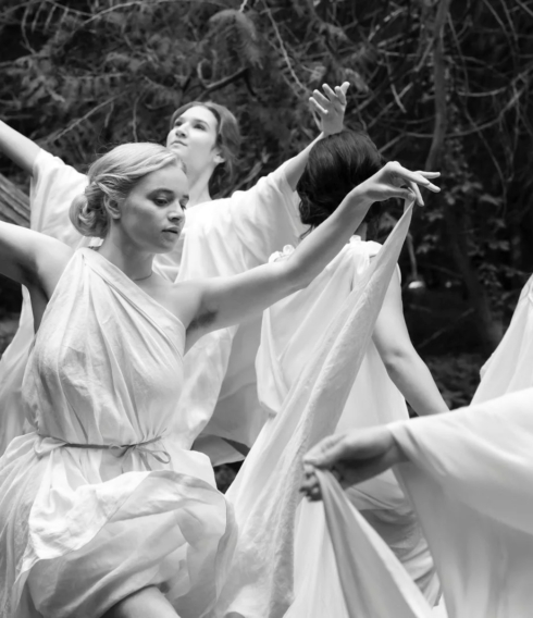  Ist zum Tanzen zumute: Luna Wedler in „Silent Friend“ 