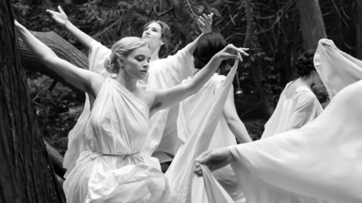  Ist zum Tanzen zumute: Luna Wedler in „Silent Friend“ 