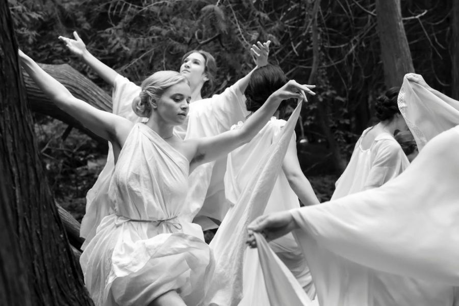  Ist zum Tanzen zumute: Luna Wedler in „Silent Friend“ 