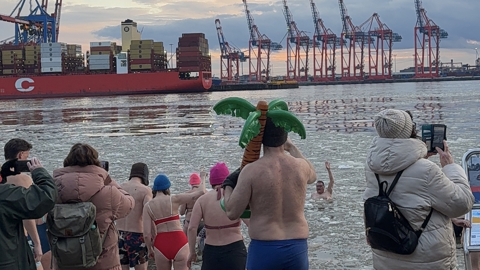 Einige Todesmutige gingen am 16. Januar für den guten Zweck ins eisige Nass