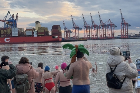 Einige Todesmutige gingen am 16. Januar für den guten Zweck ins eisige Nass