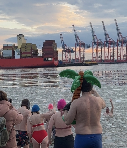 Einige Todesmutige gingen am 16. Januar für den guten Zweck ins eisige Nass