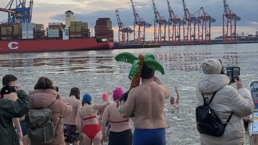 Einige Todesmutige gingen am 16. Januar für den guten Zweck ins eisige Nass