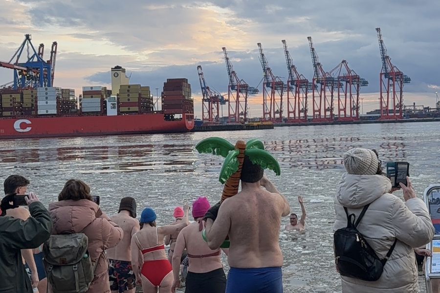 Einige Todesmutige gingen am 16. Januar für den guten Zweck ins eisige Nass