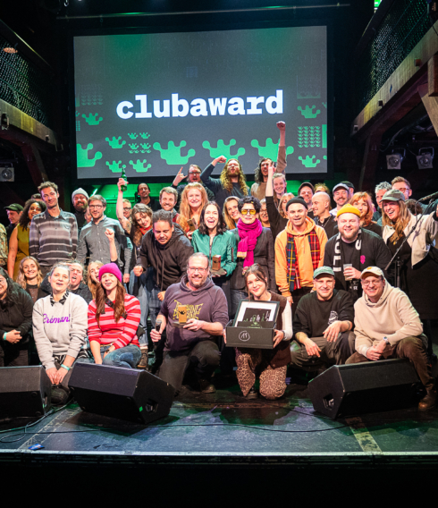 Ein Gruppenfoto aller glücklichen Gewinnerinnen und Gewinner des clubawards 2025