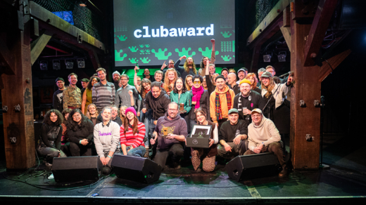Ein Gruppenfoto aller glücklichen Gewinnerinnen und Gewinner des clubawards 2025