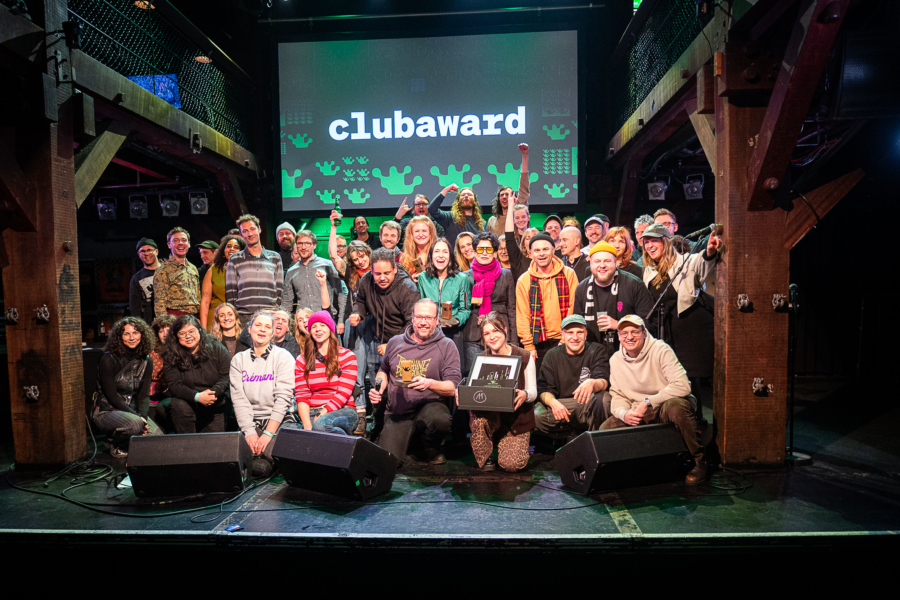 Ein Gruppenfoto aller glücklichen Gewinnerinnen und Gewinner des clubawards 2025
