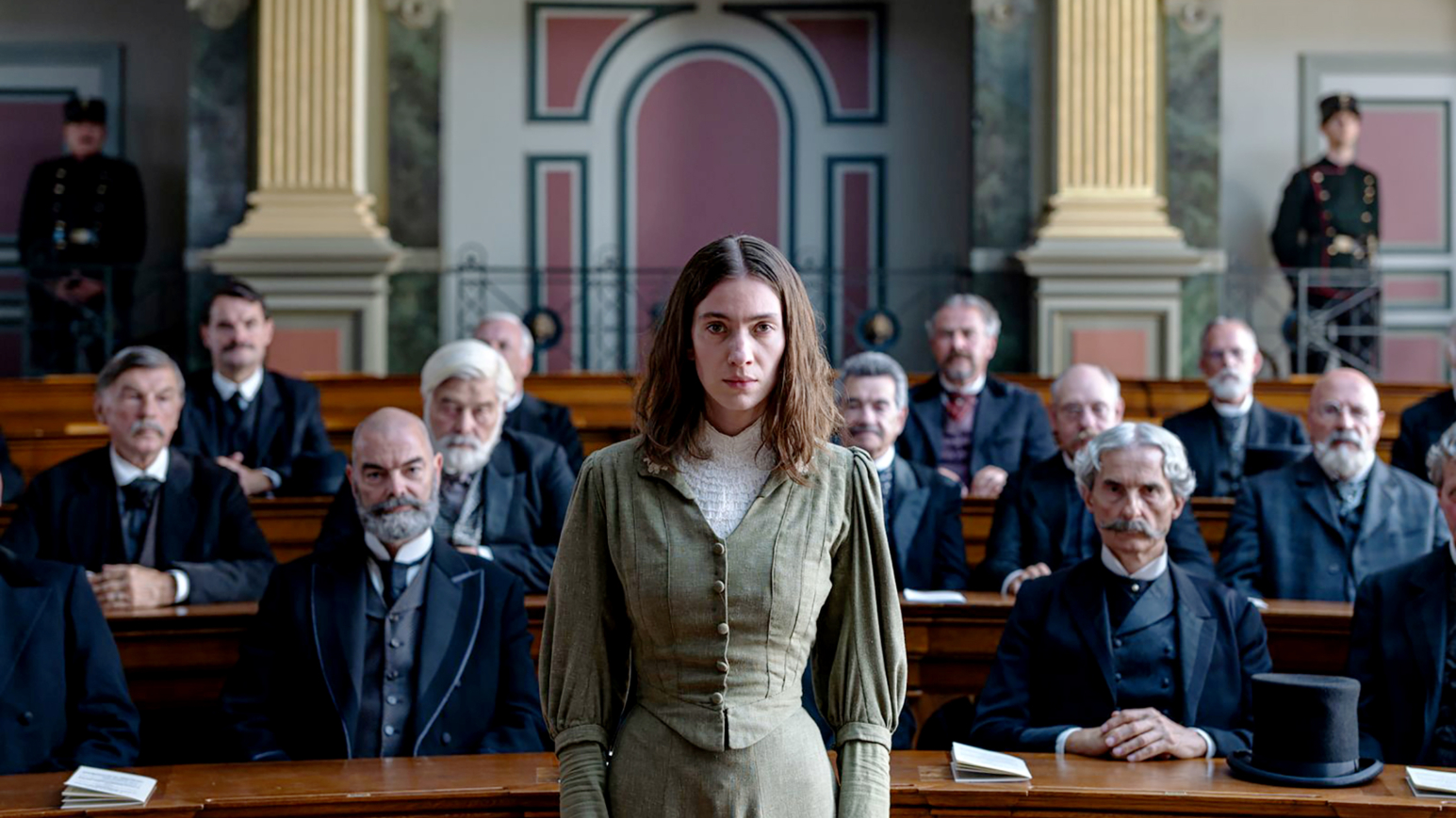 Frieda Keller (Julia Buchmann) steht wegen Mordes an ihrem Sohn vor Gericht 