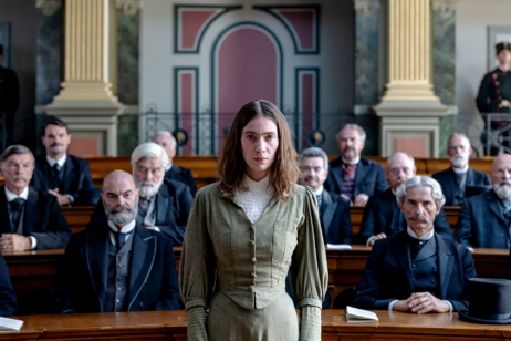 Frieda Keller (Julia Buchmann) steht wegen Mordes an ihrem Sohn vor Gericht 