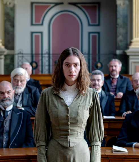 Frieda Keller (Julia Buchmann) steht wegen Mordes an ihrem Sohn vor Gericht 