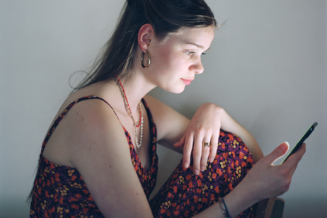 Was sagt Rineke Dijkstras Bild „Julia, Amsterdam, 7. März 2022“ über unsere Zeit?