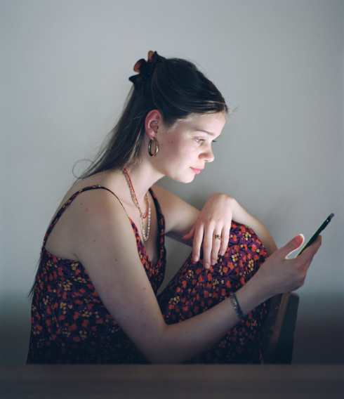 Was sagt Rineke Dijkstras Bild „Julia, Amsterdam, 7. März 2022“ über unsere Zeit?