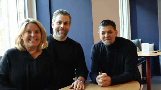 In der aktuellen Folge von „Einmal ALLES, bitte!”  sprechen Tanya Kumst und der neue Gastmoderator Tim Mälzer mit dem Genuss-Michel-Preisträger Hannes Schröder /©Alice von der Laden