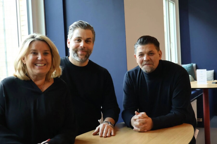 In der aktuellen Folge von „Einmal ALLES, bitte!”  sprechen Tanya Kumst und der neue Gastmoderator Tim Mälzer mit dem Genuss-Michel-Preisträger Hannes Schröder /©Alice von der Laden